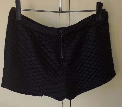 LADIES: BLACK SHORTS - MAKE: STRADIVARIUS - SIZE: 40