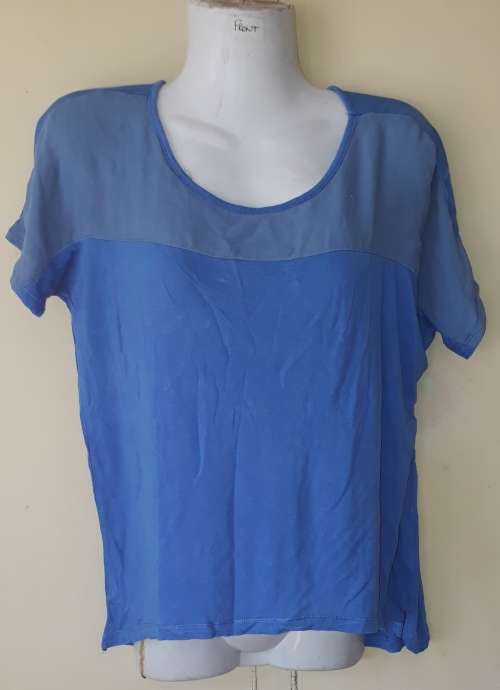 LADIES: BLUE T-SHIRT - MAKE: NO MAKE - SIZE: NO SIZE