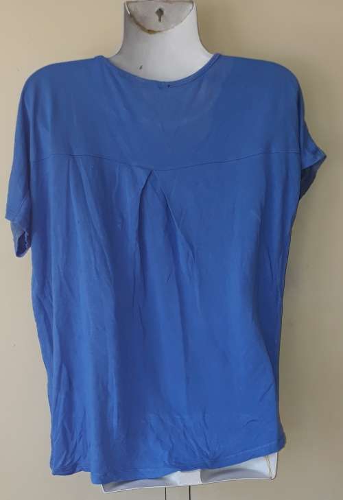 LADIES: BLUE T-SHIRT - MAKE: NO MAKE - SIZE: NO SIZE