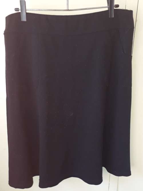 LADIES: BLACK SKIRT - MAKE: LORDKITCH - SIZE: 5