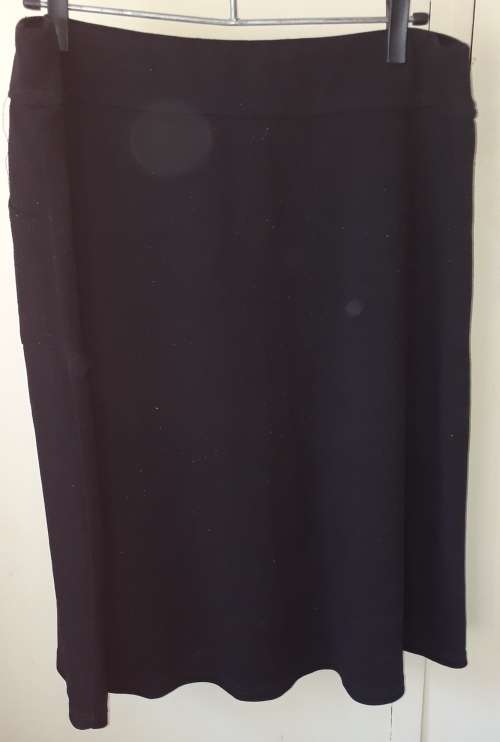 LADIES: BLACK SKIRT - MAKE: LORDKITCH - SIZE: 5