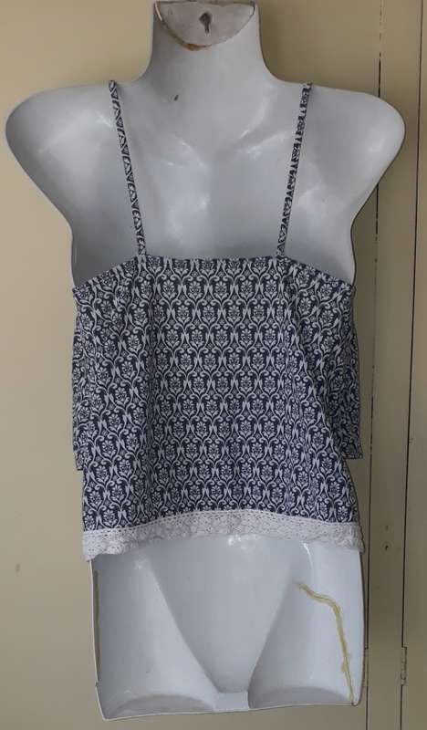LADIES: BLUE & WHITE TOP - MAKE: NO MAKE - SIZE: NO SIZE