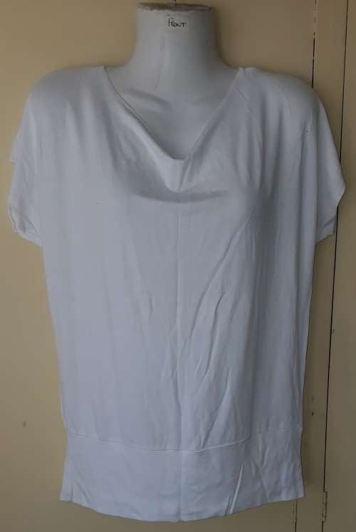 LADIES: WHITE TOP - MAKE: NO MAKE - SIZE: NO SIZE