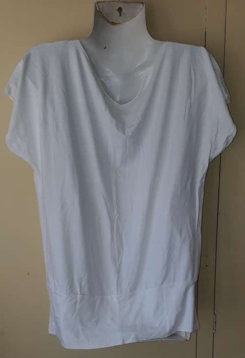 LADIES: WHITE TOP - MAKE: NO MAKE - SIZE: NO SIZE