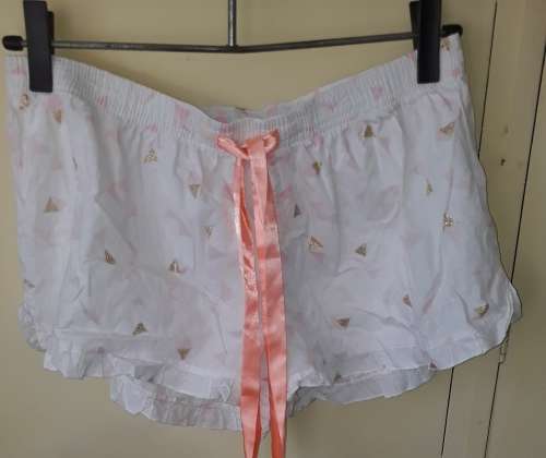 LADIES: WHITE MULTI COLORED SHORTS - MAKE: BODY - SIZE: M