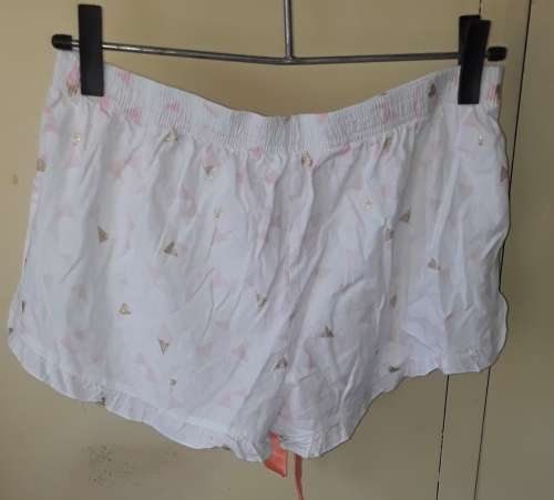 LADIES: WHITE MULTI COLORED SHORTS - MAKE: BODY - SIZE: M