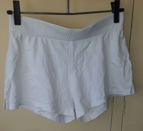 LADIES: SHORT WHITE SHORTS - MAKE: DOMYOS - SIZE: S - M