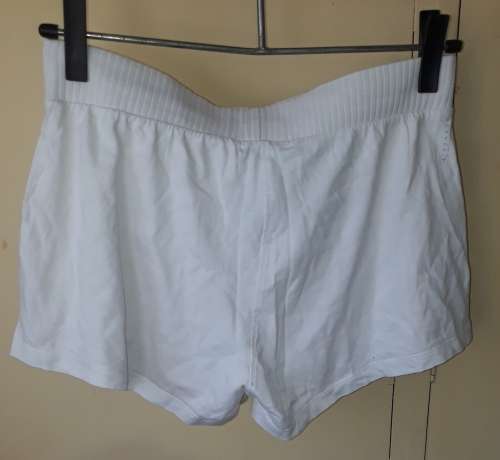LADIES: SHORT WHITE SHORTS - MAKE: DOMYOS - SIZE: S - M