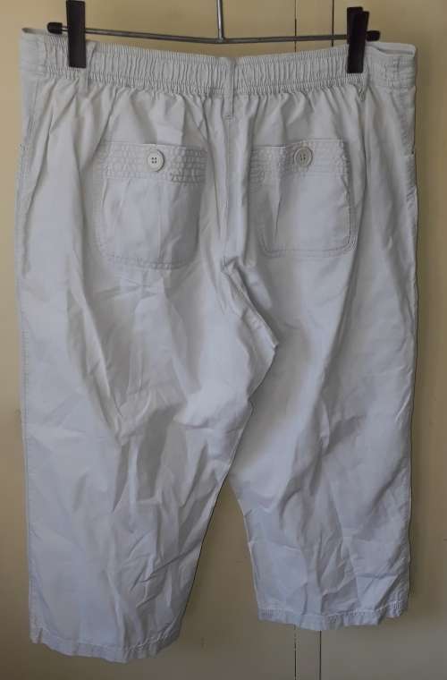 LADIES: WHITE 3/4 SHORTS - MAKE: NO MAKE - SIZE: 14