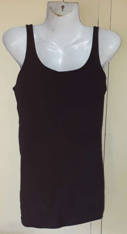 LADIES: BLACK TOP - MAKE: REAL CLOTHING - SIZE: L