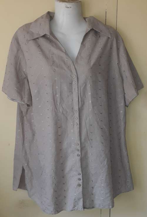 LADIES: GREY BLOUSE - MAKE: DONNA-CLAIRE - SIZE: 18