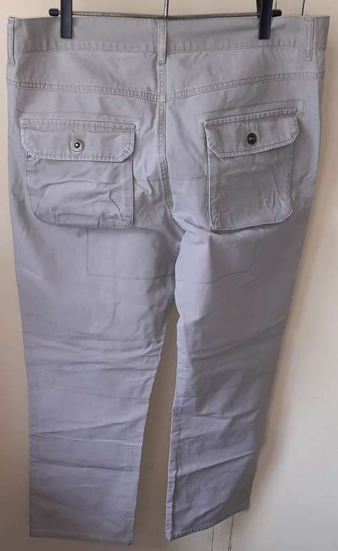 MENS: KHAKI PANTS - MAKE: RT STRAIGHT - SIZE: 38