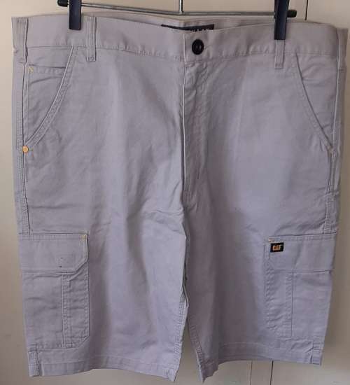 MENS: LIGHT KHAKI SHORTS - MAKE: CAT - SIZE: 40