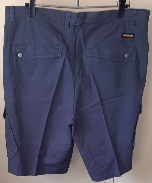 MENS: GREY SHORTS - MAKE: CAT - SIZE: 40