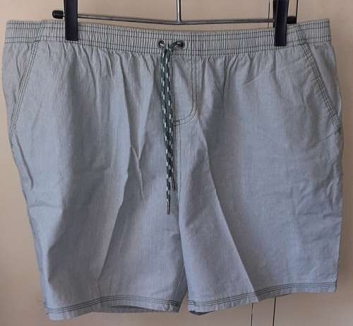 MENS: GREEN SHORTS - MAKE: PRESS AVE - SIZE: L