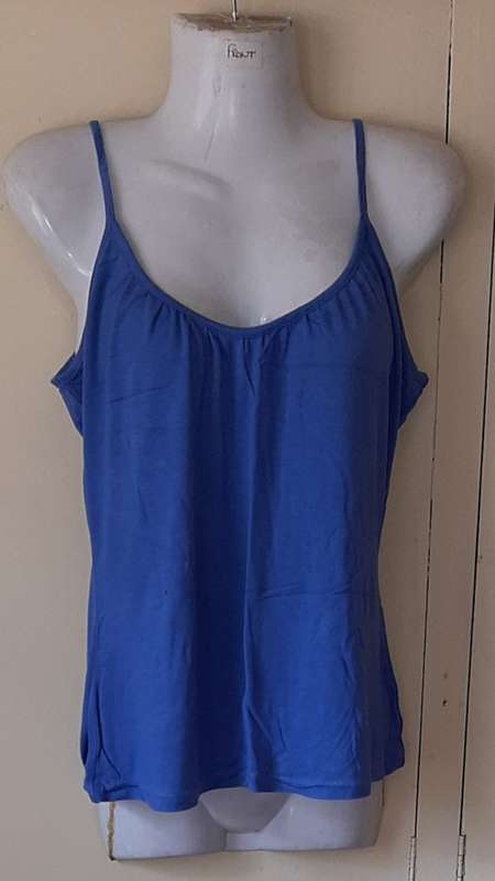 LADIES: PURPLE TOP - MAKE: POLO JEANS CO - SIZE: L