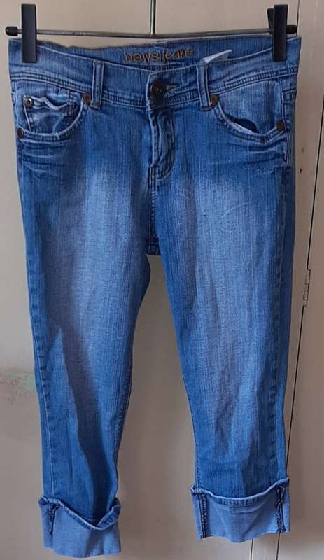 LADIES: BLUE 3/4 JEANS- MAKE: NEWS JEANS - SIZE: 8