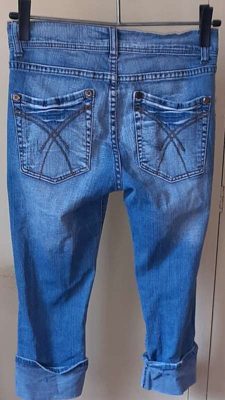 LADIES: BLUE 3/4 JEANS- MAKE: NEWS JEANS - SIZE: 8