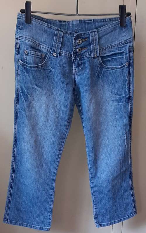 LADIES: BLUE 3/4 JEANS- MAKE: NEWS JEANS - SIZE: 8