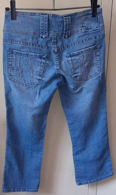 LADIES: BLUE 3/4 JEANS- MAKE: NEWS JEANS - SIZE: 8