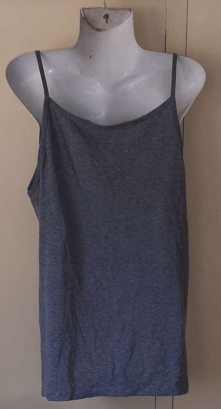 LADIES: GREY TOP - MAKE: REAL CLOTHING - SIZE: XL