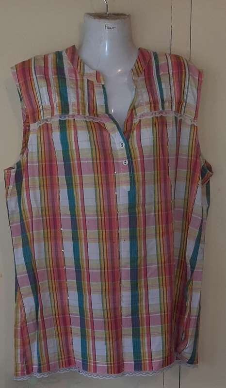 LADIES: MULTI COLORED SHIRT - MAKE: LOVE IT AUTHENTIC FASHION - SIZE: 22