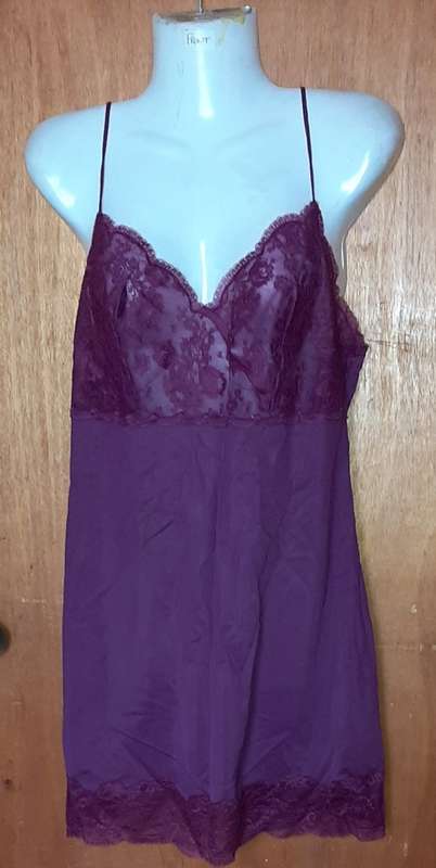 LADIES - PURPLE TOP - MAKE - NO MAKE - SIZE - NO SIZE