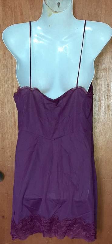 LADIES - PURPLE TOP - MAKE - NO MAKE - SIZE - NO SIZE