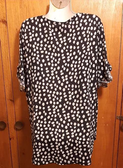 LADIES - BLUE AND WHITE TOP - MAKE - DONATELLA - SIZE - 22