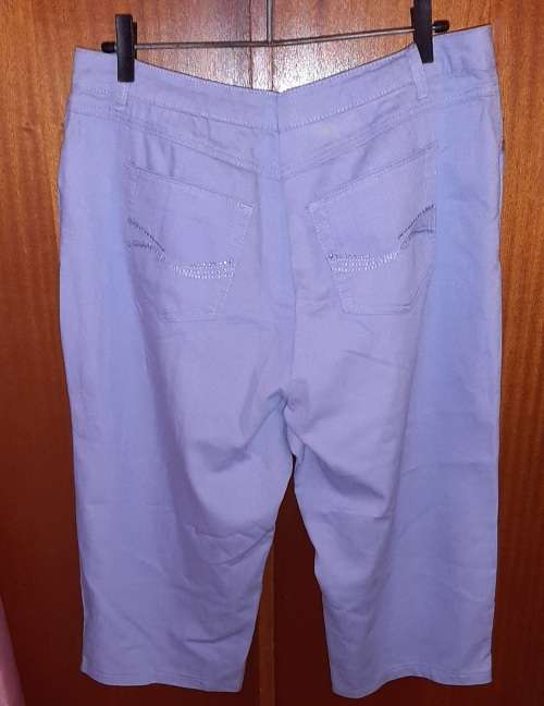 LADIES - BLUE 3-4 JEANS - MAKE - WOOLWORTHS - SIZE - 40