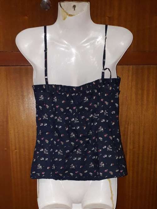 LADIES - MULTI COLORED TOP - MAKE - NO MAKE - SIZE - M