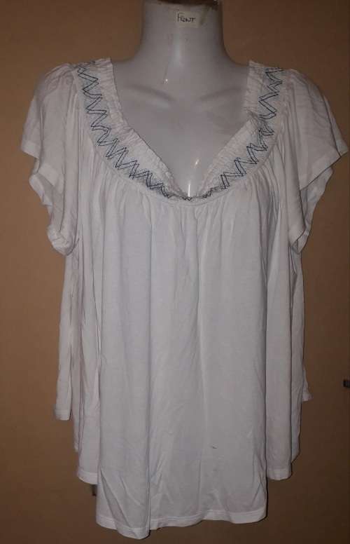 Ladies - White Top - Make -W - Size - M