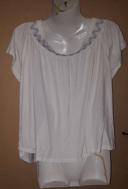 Ladies - White Top - Make -W - Size - M