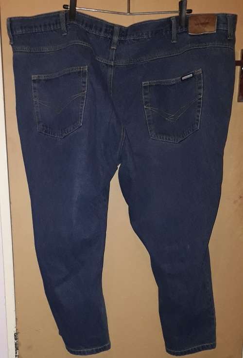 Mens - Blue jeans - Make - Ventini - Size - side to side 67cm