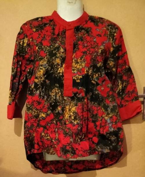 Mens/Ladies - Multicolored Shirt - Make - no make - Size - no size looks M to L