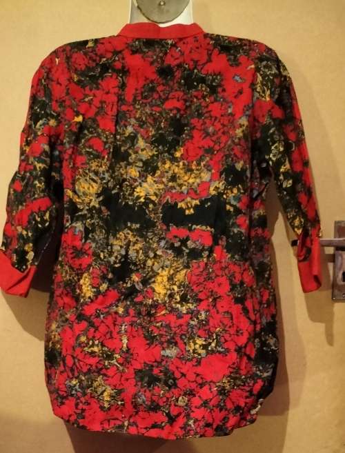 Mens/Ladies - Multicolored Shirt - Make - no make - Size - no size looks M to L