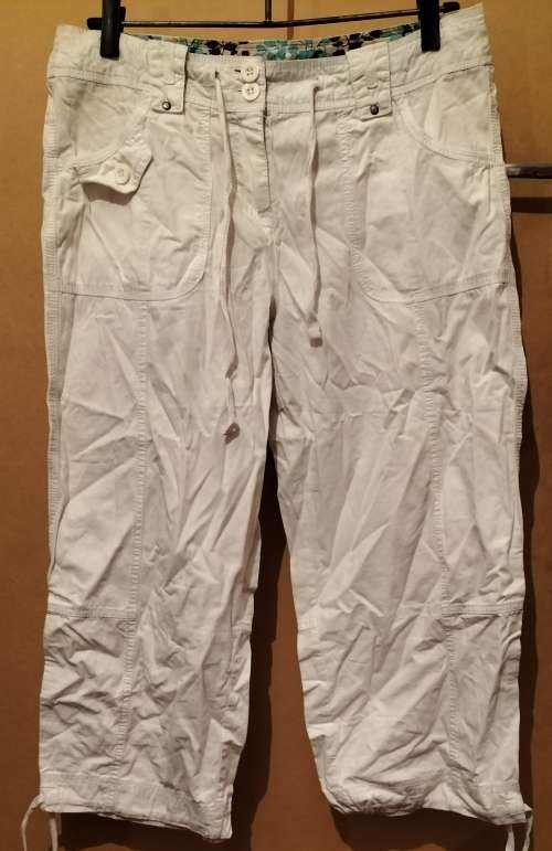 Ladies - White 3-4 Pants - Make - no make - Size - no size