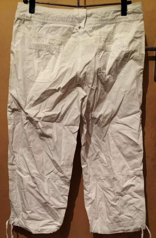Ladies - White 3-4 Pants - Make - no make - Size - no size