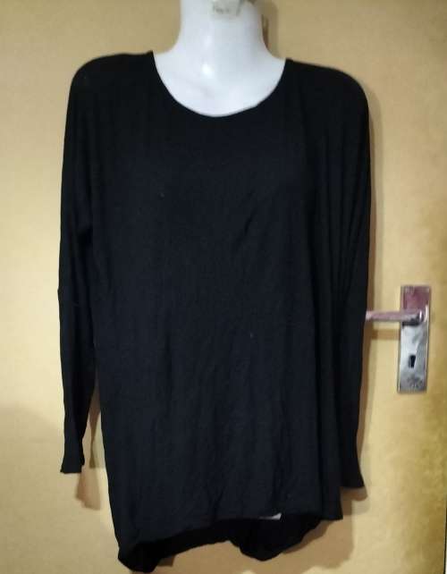 Ladies - Black Top - Make - no make - Size - no size