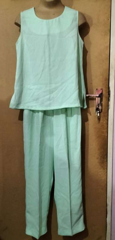 Ladies - 3 Pce Green Outfit - Make - no make - Size - no size