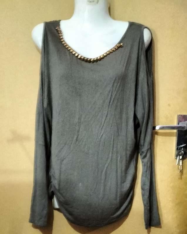 Ladies - Grey Top - Make - Fang Qing - Size - M/L