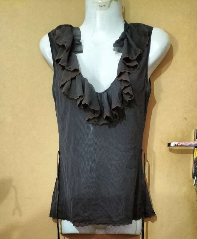 Ladies - Thin Grey Top - Make - no make - Size - no size