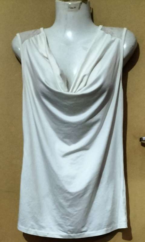 Ladies - White Top - Make - no make - Size - no size