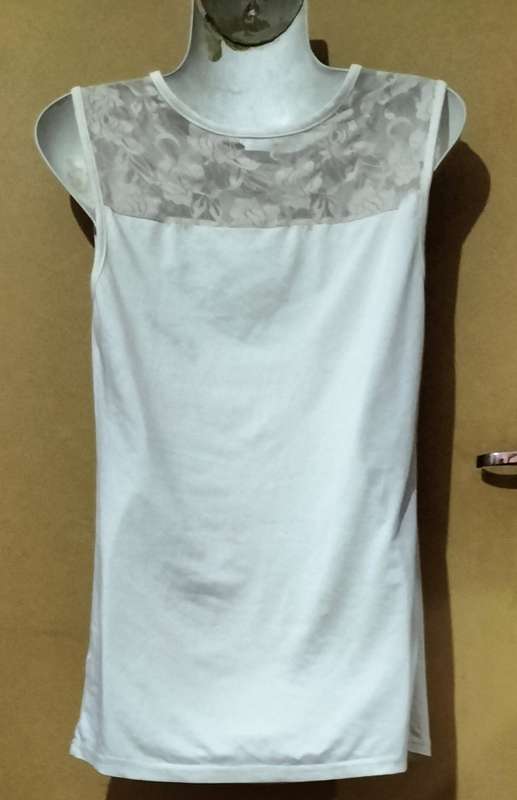 Ladies - White Top - Make - no make - Size - no size