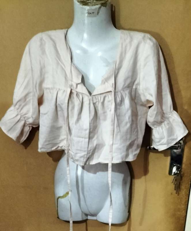 Ladies - Short Beige Top - Make - no make - Size - no size