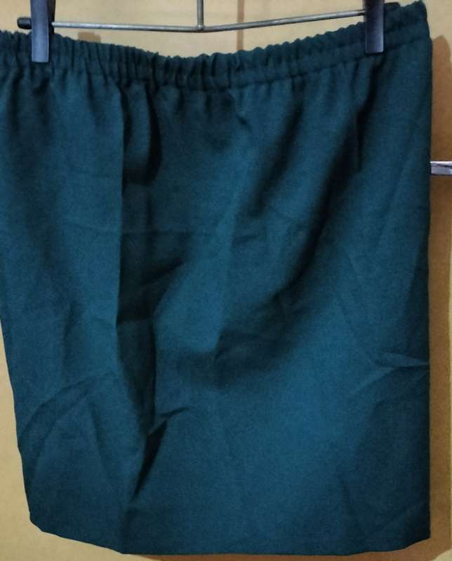 Ladies - Green Skirt - Make - no make - Size - no size