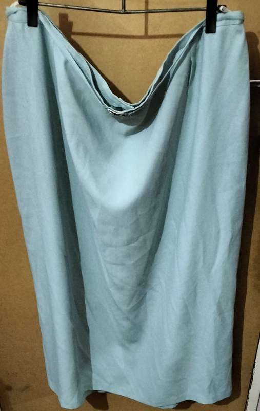 Ladies - Green Skirt - Make - no make - Size - no size
