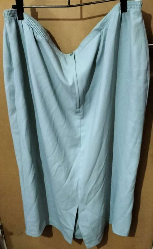 Ladies - Green Skirt - Make - no make - Size - no size