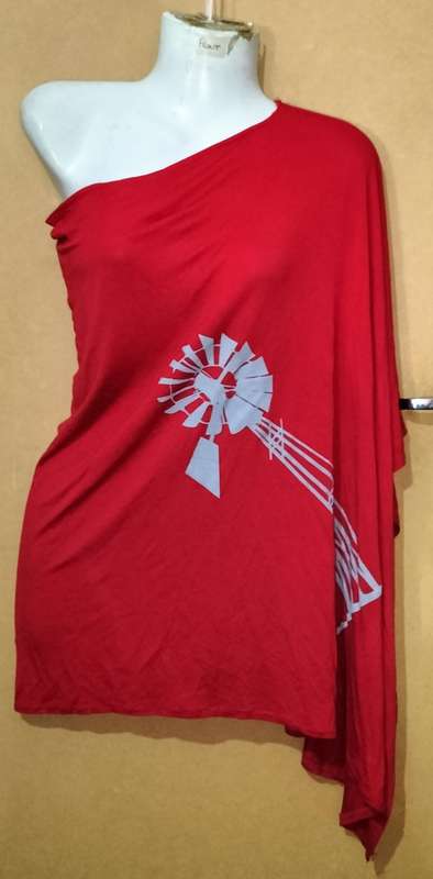 Ladies - Red Top - Make - no make - Size - no size