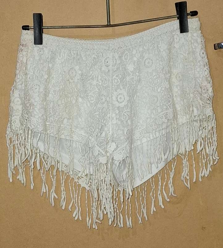Ladies - White Shorts - Make - no make - Size - no size